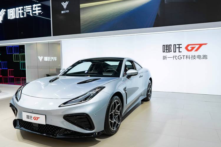 惠州72哪吒汽车在智能汽车领域的表现，领途汽车在新能源汽车市场中的影响力